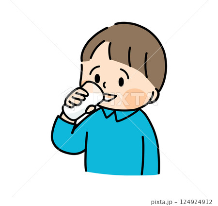 コップの牛乳を飲む笑顔の男の子 124924912