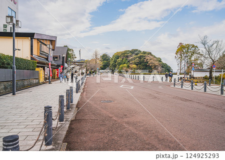 犬山市にある犬山城下町のレトロな町並み(愛知県) 犬山市にある犬山城下町のレトロな町並み(愛知県) 124925293