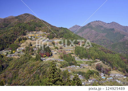 紅葉の落合集落の眺め 124925489