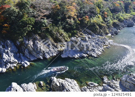 紅葉の大歩危峡金毘羅瀬を上る観光遊覧船 紅葉の大歩危峡金毘羅瀬を上る観光遊覧船 124925491