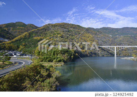 秋の池田ダム湖と湖上に架かる徳島自動車道の景観 秋の池田ダム湖と湖上に架かる徳島自動車道の景観 124925492