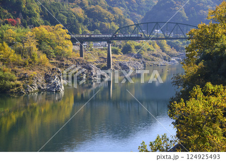 土讃線の列車が走行する紅葉の池田ダム湖上流部の景観 土讃線の列車が走行する紅葉の池田ダム湖上流部の景観 124925493