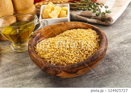 Dry wheat bulgur fow cooking 124925727