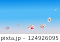 春風に舞う桜花びら青空背景シンプル素材 124926095