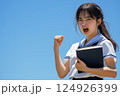 目標に向かって前向きな女子学生のガッツポーズ 124926399