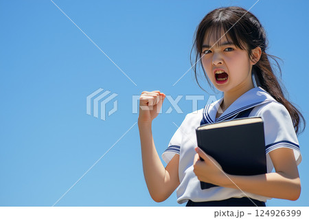 目標に向かって前向きな女子学生のガッツポーズ 124926399