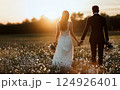 夕日に包まれる新郎新婦の幻想的なシルエットポートレート 124926401