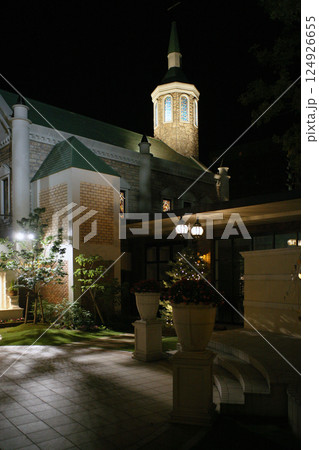 ライトアップされた夜のチャペル ライトアップされた夜のチャペル 124926655