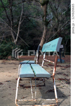 観光地のバスのりばのベンチ 124926685