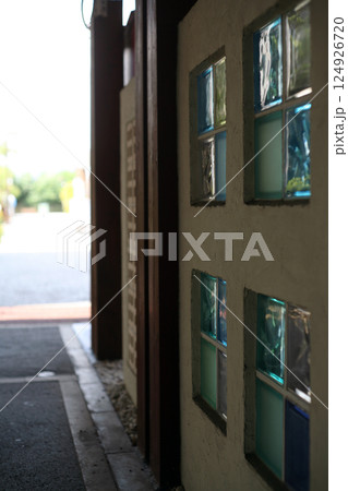 レトロな埋め込みガラス 124926720