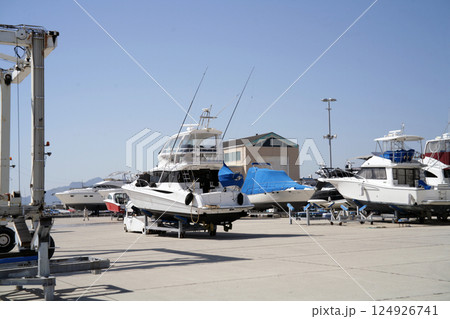 陸揚げされたクルーザー 124926741