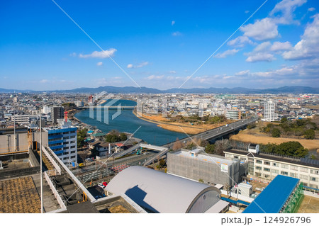 愛知県豊橋市 豊橋市役所、展望ロビーから見る豊川と街並み 愛知県豊橋市 豊橋市役所、展望ロビーから見る豊川と街並み 124926796