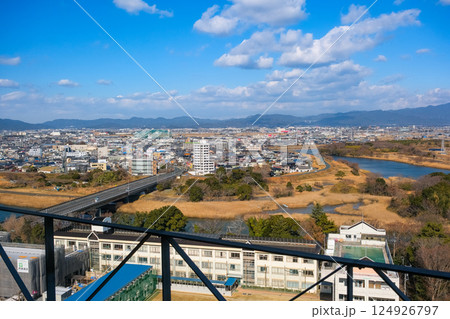 愛知県豊橋市 豊橋市役所、展望ロビーから見る豊橋の街並み 124926797