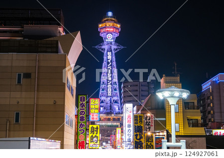 大阪市 夜の新世界、通天閣 124927061