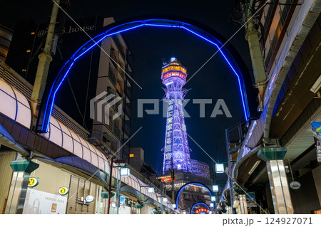 大阪市 夜の新世界、通天閣本通商店街 124927071
