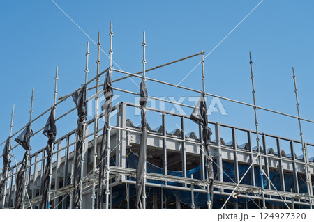 くさび緊結式足場と鉄骨建方工事 124927320