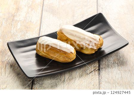 Delicous eclair with ising and cream 124927445