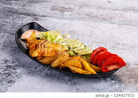 Baked Idaho potato with sauce 124927553