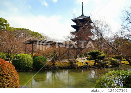 京都府　東寺・庭園 瓢箪池 五重塔　京都市 南区 九条町　2022年2月 124927561