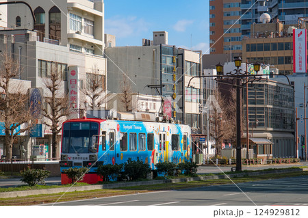 愛知県豊橋市 路面電車が走る街並み 駅前大通り 124929812