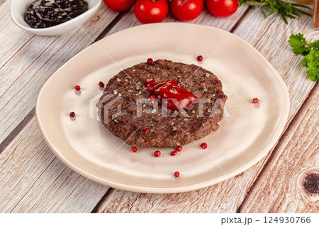 Grilled juicy beef cutlet for burger 124930766