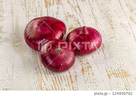Raw ripe purple onion bulb 124930782