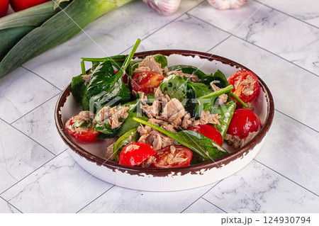 Salad with canned tuna and spinach 124930794
