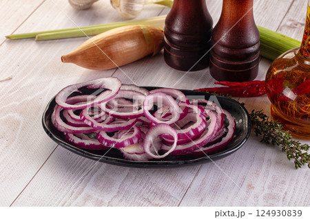 Sliced red onion rings heap 124930839