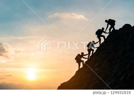 崖の上で互いに助け合う登山者のグループ 124932819