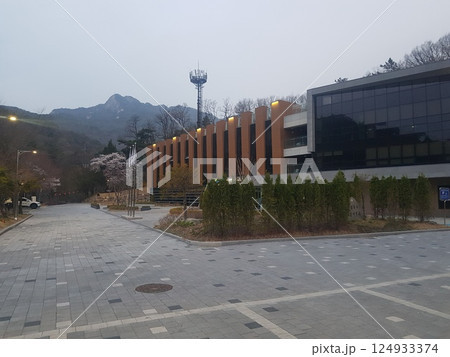 building site with house under construction 124933374
