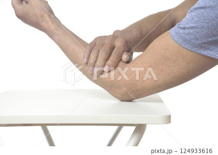 ひじ痛で悩む老人の腕 ひじ痛で悩む老人の腕 124933616