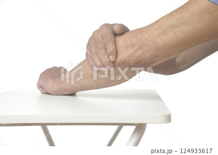 ひじ痛で悩む老人の腕 ひじ痛で悩む老人の腕 124933617
