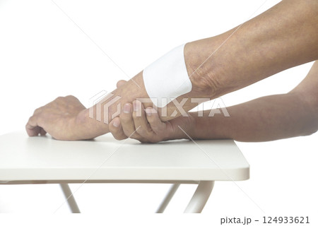 ひじ痛で悩む老人の腕 ひじ痛で悩む老人の腕 124933621