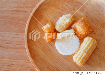 色んな味のあられ菓子 124934362