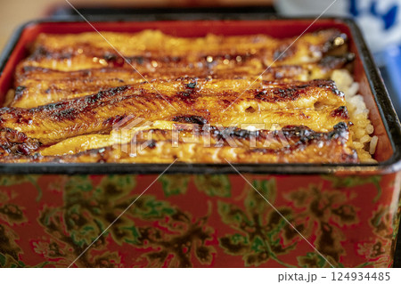 ふっくらと美味しそうな新仔ウナギの特上鰻重 124934485