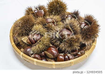 ザルに入った美味しそうな山盛りのヤマグリ 124934505