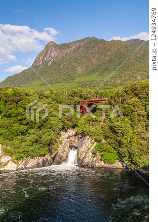 世界自然遺産モッチョム岳とトローキの滝 屋久島(秋 世界自然遺産モッチョム岳とトローキの滝 屋久島(秋 124934769