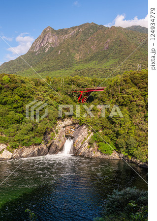 世界自然遺産モッチョム岳とトローキの滝　屋久島(秋 124934779