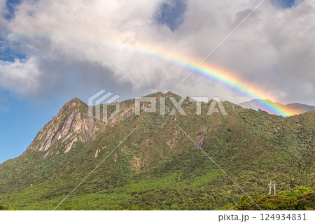 屋久島世界自然遺産　モッチョム岳と虹(9月) 124934831