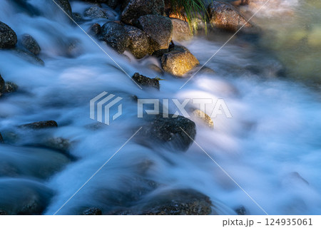 秋の光 宮之浦川渓谷 洋上アルプス屋久島 秋の光 宮之浦川渓谷 洋上アルプス屋久島 124935061