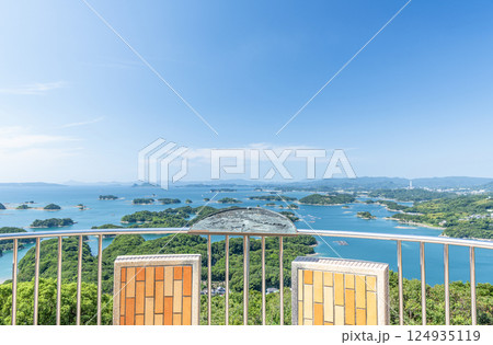 長崎県佐世保市 晴天の展海峰展望台から見る九十九島 長崎県佐世保市 晴天の展海峰展望台から見る九十九島 124935119