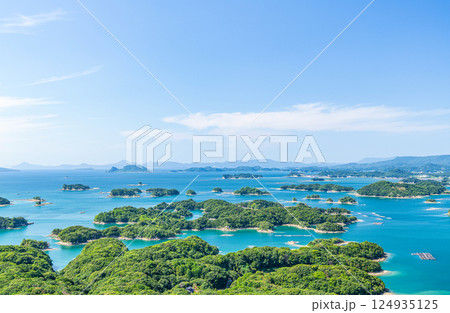 長崎県佐世保市 晴天の展海峰展望台から見る九十九島 長崎県佐世保市 晴天の展海峰展望台から見る九十九島 124935125