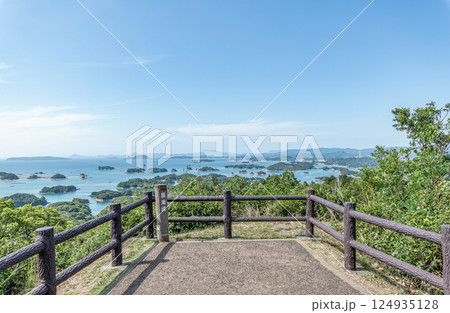 長崎県佐世保市 晴天の展海峰展望台から見る九十九島 長崎県佐世保市 晴天の展海峰展望台から見る九十九島 124935128