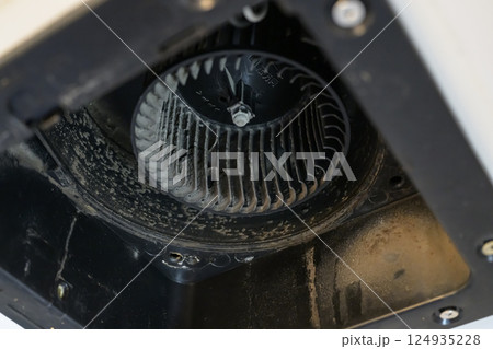 分解清掃中の換気扇（バスルーム） 124935228