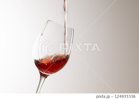 赤ワインをグラスに注ぐ 124935336