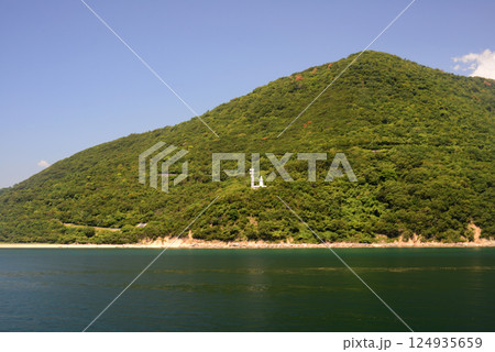 フェリーボート展望デッキより小豆島地蔵崎灯台を臨む-2 124935659