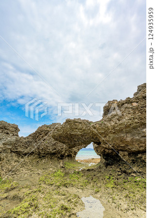 干潮時に現れる不思議な形の岩と南国の青い海を楽しめる石垣島の秘境スポット 124935959