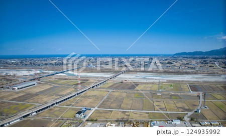 春浅い黒部川扇状地と高速道路や新幹線などの交通インフラ 春浅い黒部川扇状地と高速道路や新幹線などの交通インフラ 124935992