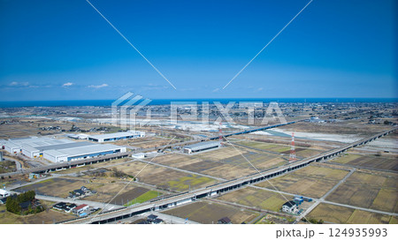 春浅い黒部川扇状地と高速道路や新幹線などの交通インフラ 春浅い黒部川扇状地と高速道路や新幹線などの交通インフラ 124935993
