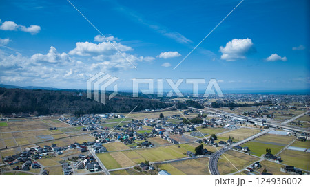 春浅い黒部川扇状地と高速道路や新幹線などの交通インフラ 124936002